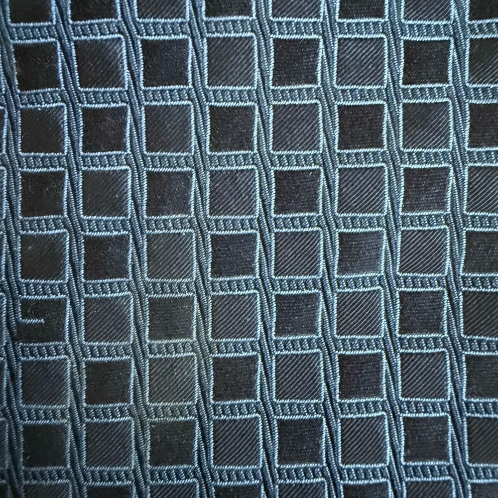 New! GUCCI Blue Geometric Pattern Silk Tie - Picture 12 of 16